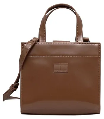 Image de Tommy Jeans mini cabas marron brillant, logo embossé