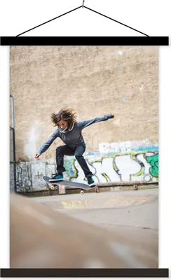 Produktbild von MuchoWow® Textilposter Ein Mädchen macht einen Stunt mit ihrem Skateboard 60x90 cm mit schwarzem Rahmen - Poster Wohnzimmer