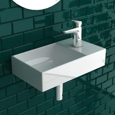 Produktbild von Alpenberger Mini Waschbecken Eckig | Badwaschbecken aus Sanitärkeramik mit Links Becken | Gästeklo Waschbecken zur Wandmontage | Badezimmer Waschtisch Rechteckig in Weiß mit Ablagefläche Rechts