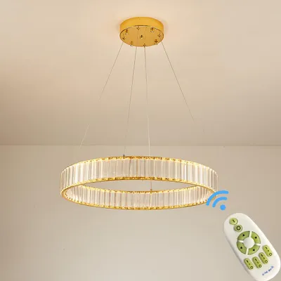 Imagen del producto de Lámpara colgante LED Eurotondisplay 3015-600, grande, de cristal transparente, con mando a distancia. Permite ajustar gradualmente la temperatura del color de la luz, desde blanco cálido hasta blanco frío, y es regulable. Marco de metal chapado en oro. Altura ajustable, 120 cm