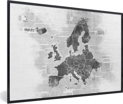 Produktbild von MuchoWow® Gerahmtes Poster Eurocard auf Zeitungspapier - schwarz und weiß 90x60 cm - Poster mit Schwarzem Bilderrahmen Wandposter Rahmen Foto Bilder - Fotorahmen - Foto-Plakat