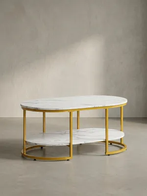 Ovaler Couchtisch mit weißer Marmor-Optik und filigranem goldenem Metallgestell, freigestellt vor weißem Hintergrund._#sku_SAFWL6.895#