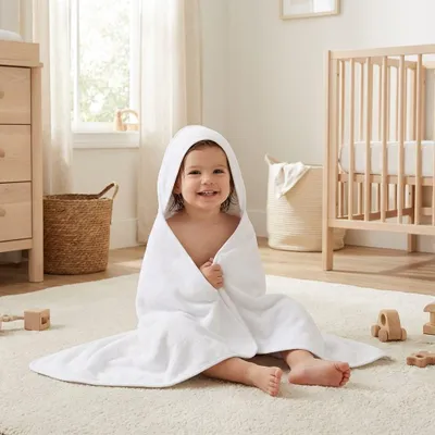 Zdjęcie produktu dla Ręcznik frotte dla niemowląt z kapturem New Baby, 100 x 100 cm, biały