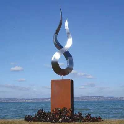 Produktbild von Casa Padrino Luxus Garten Deko Metall Skulptur Flamme auf Säule Silber / Rost H. 301 cm