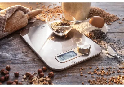 Productafbeelding van CASO Kitchen Energy Design keukenweegschaal, winnaar van de test "Haus & Garten", werkt batterijloos dankzij kinetische energie, meet tot 5 kg in stappen van 1 gram