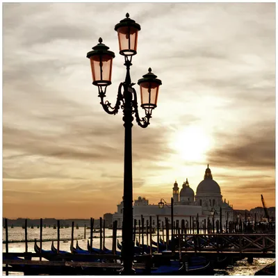 Produktbild von Wallario Premium Glasbild, freischwebende Optik, kräftige Farben, Größe 50 x 50 cm Motiv Venedig - Lagune bei Sonnenuntergang