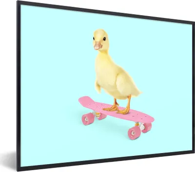 Produktbild von MuchoWow® Gerahmtes Poster Ente - Küken - Skateboard - Blau - Rosa 40x30 cm - Poster mit Schwarzem Bilderrahmen Wandposter Rahmen Foto Bilder - Kunstposter - Wanddekorationen