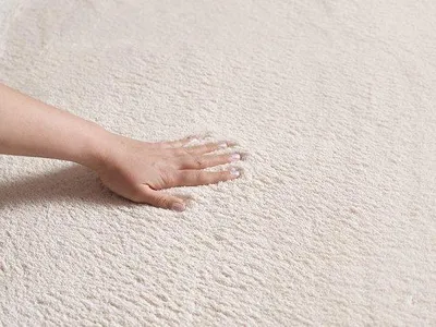 Produktbild von Unyqoos® Loft Shape Hochflorteppich – plüschiger Hochflor-Kunstfellteppich, 100% Polyester, Blos (Blush)/Beige, waschbar bis 30°C, 120 x 160 cm