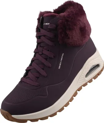 Das Bild zeigt einen lila Stiefel der von der äußeren Seite betrachtet wird. Der Stiefel hat eine elegante Form und eine auffällige Farbgebung.