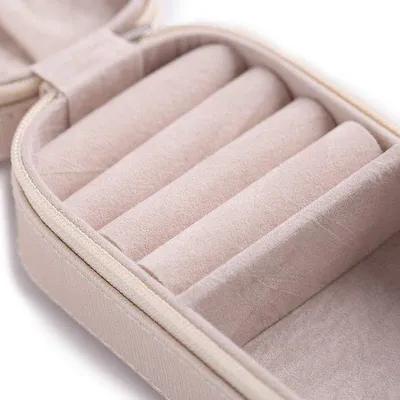 Produktbild von Unyqoos® Schmuckkästchen – kleine Reise-Schmuckbox für Damen & Mädchen, Polyurethan(synthetisches Leder), 15,5×6,5×5 cm, Fächer für Ringe, Ohrringe, Ketten, 7 Farben
