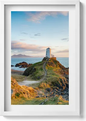Produktbild von Ein einsamer Leuchtturm auf einer Klippe– Wandbild mit Rahmen – Gerahmtes Bild  – Wanddekoration – 40x60 cm – Weiß