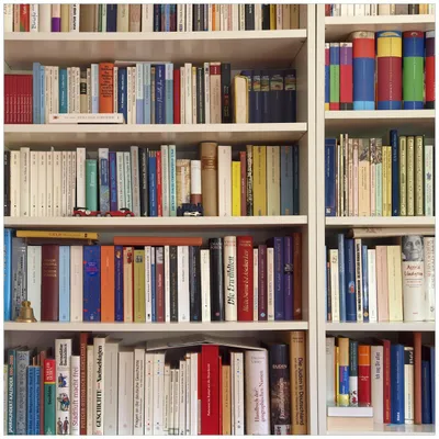Produktbild von Wallario Premium Glasbild, freischwebende Optik, kräftige Farben, Größe 50 x 50 cm Motiv Weißes Bücherregal mit unterschiedlichen Büchern