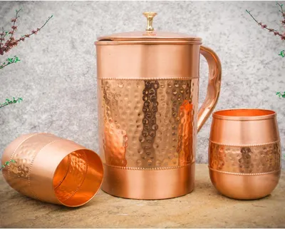 Produktbild von Wasserkrug aus reinem Kupfer mit zwei Kupfergläsern, gehämmertem und schlichtem Muster, für gesundheitliche Vorteile im Ayurveda (mit Fassglas)