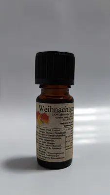 Kleine braune Flasche mit einem schwarzen Verschluss. Auf dem Etikett steht "Weihnachtstraum".
