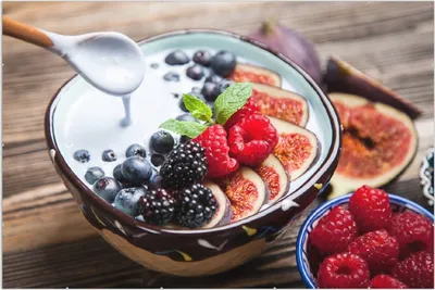 Produktbild von Wallario Wandbild Joghurt mit frischen Früchten, Größe: 61 x 91,5 cm, Poster mit rahmenlosen Bildhalter