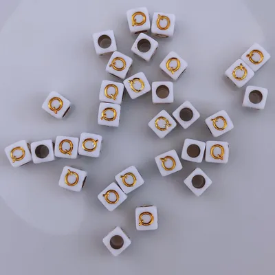Produktbild von Buchstaben Perlen, 30 Stück, 6x6 mm, weiß mit gold, eckig, Buchstabe Q