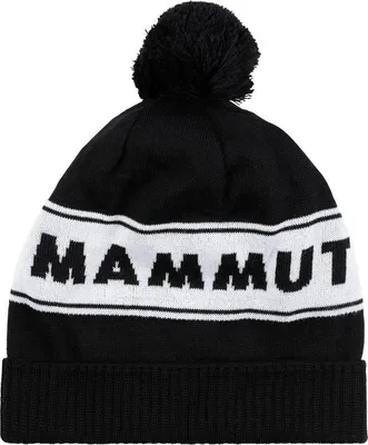 Schwarze Mütze mit weißem Schriftzug "MAMMUT" und Bommel; Produktfoto der Peaks Beanie von Mammut.