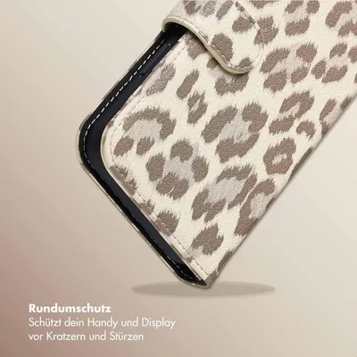 Produktbild von Selencia Sabi Klapphülle mit Leopardenmuster iPhone 12 (Pro) - Soft Ivory