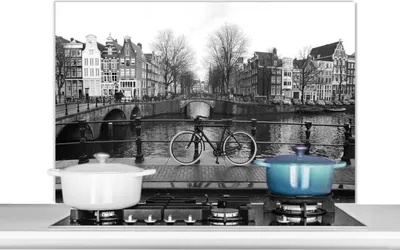 Produktbild von KitchenYeah®  Spritzschutz Küche - Küchenrückwand - Wandschutz für Herd und Spüle - Amsterdamer Grachten - Schwarz und weiß 100x65 - Alu-Dibond (Alternative zum Spritzschutz aus Glas) - Hitzebeständig