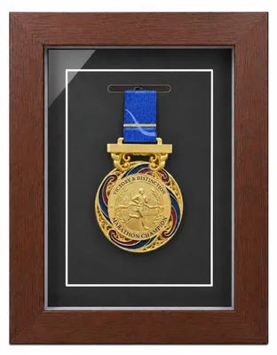 Image de Elzusha - Vitrine en bois pour une médaille