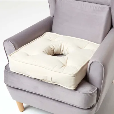 Produktbild von HOMESCAPES Orthopädisches Sitzkissen creme mit Aussparung, 50 x 50 cm - Sitzpolster mit Baumwollbezug