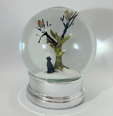 Productafbeelding van Kerstbal met sneeuwbol, met een zwarte hond en vogels