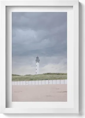 Produktbild von Einsamer Leuchtturm am Strand– Wandbild mit Rahmen – Gerahmtes Bild  – Wanddekoration – 20x30 cm – Weiß