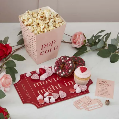 Produktbild von Geschenkset für Filmabend mit Spiel, Filmgenre-Würfel und Filmtickets