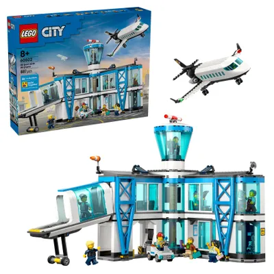 Produktbild von LEGO City Flughafen mit Flugzeug - Spielzeug Miniatur Modellbau mit Terminal, Flugzeug, Schlepperfahrzeug, Fluggastbrücke, 9 Minifiguren & Zubehör - Geburtstagsgeschenk für Jungen ab 8 Jahren - 60502