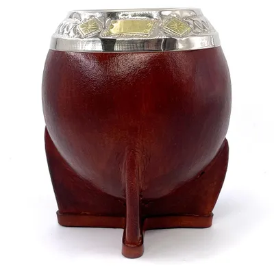 Imagen del producto de YVY Maté – Juego de mate y calabaza en forma de torpedo, alpaca y bronce, capacidad de 200 ml – cuero color ocre – fabricado a mano en Uruguay