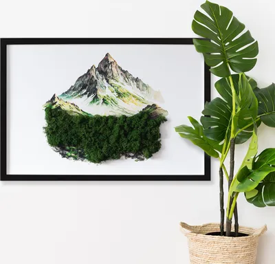 Produktbild von Moosbild mit Konserviertem Moos 3D Wandbild - 60x40 cm - Schwarzer MDF-Rahmen - Gipfel eines Berges über einem Wald