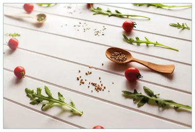 Produktbild von Wallario Küchenrückwand aus Glas, Größe: 90 x 60 cm, Motiv: Küche  Ruccola, Tomaten und Gewürze | Spritzschutz | abwischbar | pflegeleicht | in