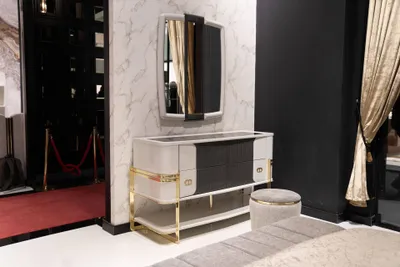 Immagine prodotto di Elegante toletta in legno beige con specchio e sgabello