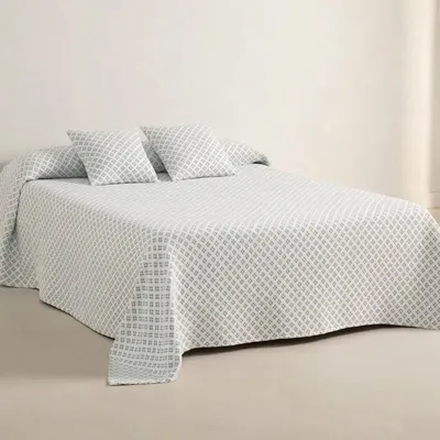 Imagen del producto de GAMUSI: Cubrecama de algodón con tejido Jacquard, diseño de cruces geométricos. Manta acolchada ligera, composición: 50% algodón, 50% poliéster. Ideal para usar en cualquier época del año como cubrecama