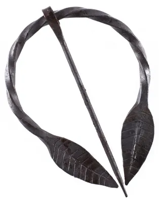 Produktbild von Ringfibel mit Blättern, handgeschmiedet