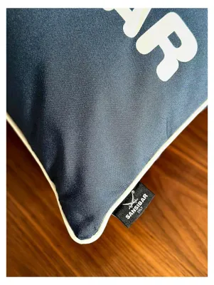 Produktbild von Dekokissen Sylt »Outdoor Kissen (1 Stück), Logodruck, 45x45 cm, mit Kissenfüllung, wasser- und schmutzabweisend, für Innen- und Außenbereich geeignet (blau/Offwhite)