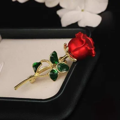 Immagine prodotto di Due eleganti gioielli a forma di rosa rossa in diverse dimensioni, perfetti per San Valentino.