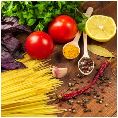 Produktbild von Wallario Magnet für Kühlschrank / Geschirrspüler, magnetisch haftende Folie - 60 x 60 cm, Motiv: Italienisches Menü mit Spaghetti, Tomaten, Basilikum und Gewürzen