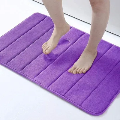 Zdjęcie produktu dla Mata do kąpieli Unyqoos® wykonana z pianki memory, chłonna i antypoślizgowa, nadająca się do prania, wykonana z mikrofibry welurowej, z antypoślizgowymi elementami z siatki, o wymiarach 40 x 60 cm i grubości 1,5 cm