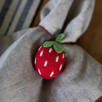 Produktbild von Filzanhänger Erdbeere Ekaryd - rot