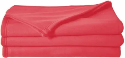 Produktbild von Fleecedecke aus 100% Polyester, Farbe Erdbeerrot, 180x220 cm