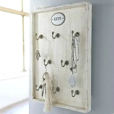 Produktbild von Schlüsselbrett aus Holz in antikweiß im Shabby Chic Stil mit 8 Haken