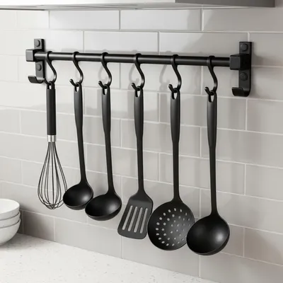 Zdjęcie produktu dla Listwa ścienna do kuchni 40 cm, 6 regulowanych haczyków, czarne aluminium, do kuchni