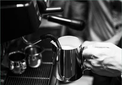 Produktbild von Wallario Fototapete Vliestapete, seidenmatte Oberfläche, einfache Verarbeitung, Größe 300 x 210 cm, Motiv Barista - Einblick in ein Café