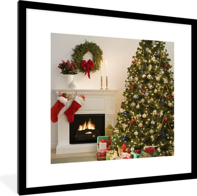 Produktbild von MuchoWow® Gerahmtes Poster Ein Weihnachtsbaum mit Geschenken neben einem Kamin 40x40 cm - Poster mit Schwarzem Bilderrahmen Wandposter Rahmen Foto Bilder - Poster - Plakat im Rahmen