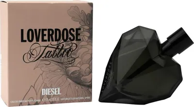Herzförmiger Flakon des Parfums Diesel Loverdose Tattoo neben rosafarbener Verpackung mit floralem Muster und schwarzer Schrift.