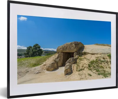 Produktbild von MuchoWow® Gerahmtes Poster Ein Hunebett in Malaga, Spanien 60x40 cm - Poster mit Schwarzem Bilderrahmen Wandposter Rahmen Foto Bilder - Schlafzimmer - Plakat in Rahmen - Drucken