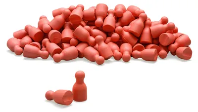 Produktbild von Satz aus 100 Spielfiguren in rot, verpackt im Karton.