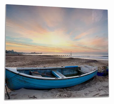 Produktbild von Wallario Herdabdeckplatte aus Glas, Größe 60 x 52 cm 1-teilig, Motiv Fischerboot am Strand bei Sonnenuntergang