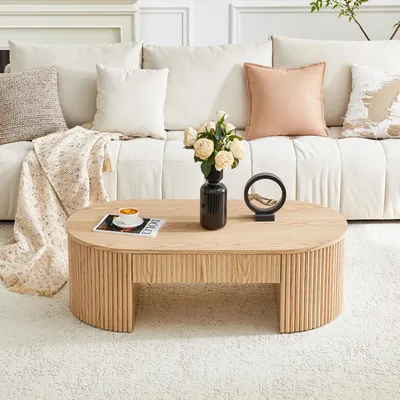 Zdjęcie produktu dla Owalny stolik kawowy o wymiarach 100x55x42 cm, stolik do salonu z szufladą, wykonany z płyty MDF imitującej jasne drewno dębowe. Stolik kawowy z dekoracyjnym, żłobionym wzorem, idealny do stylu skandynawskiego i boho